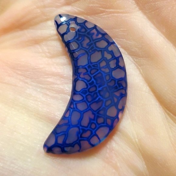 New Carved Dragon Veins Agate Crescent Moon Pendant. - Picture 4 of 12